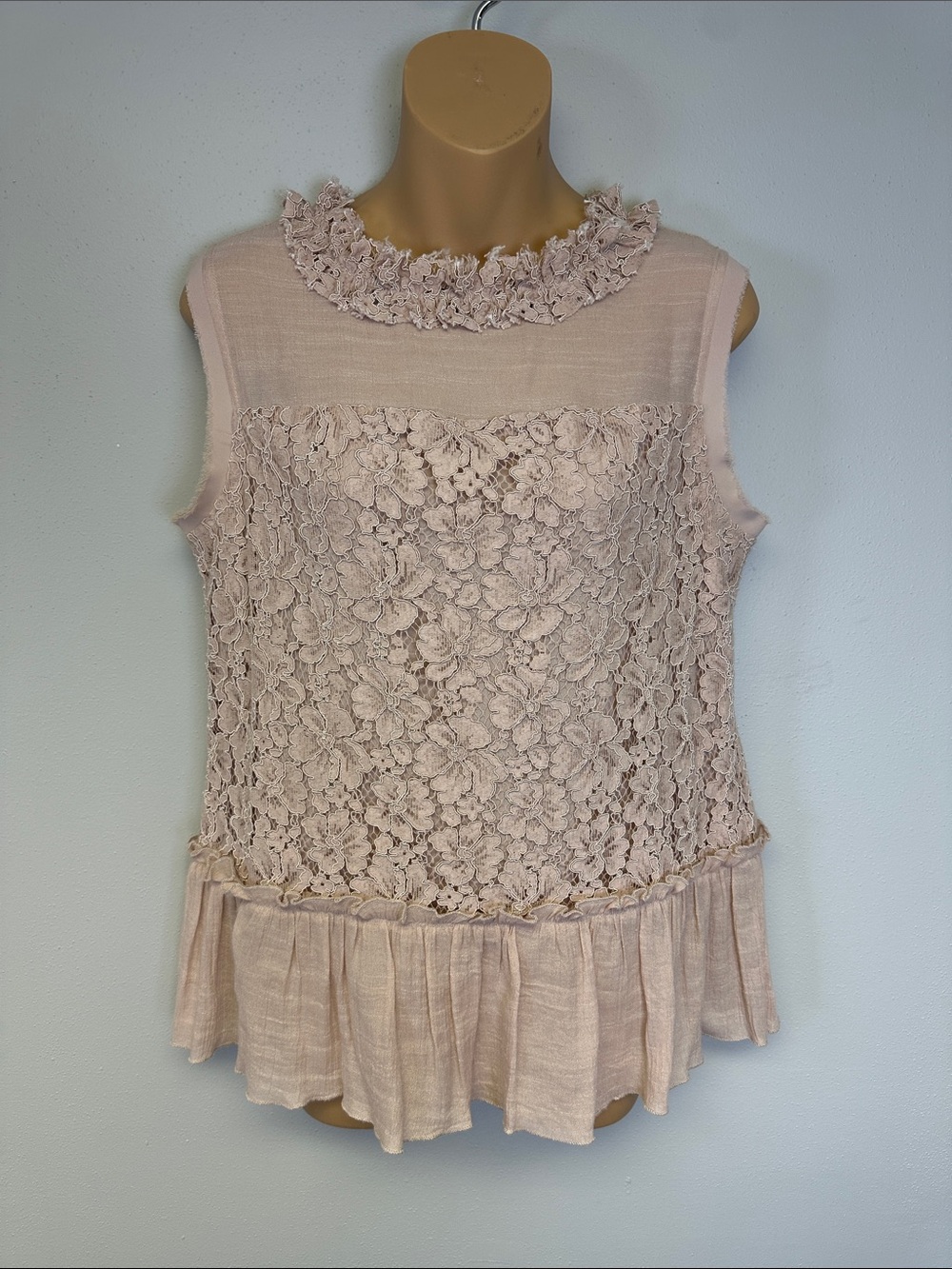 Adiva Sleeveless Floral Lace Toe Neck Peplum Top - Light Pink